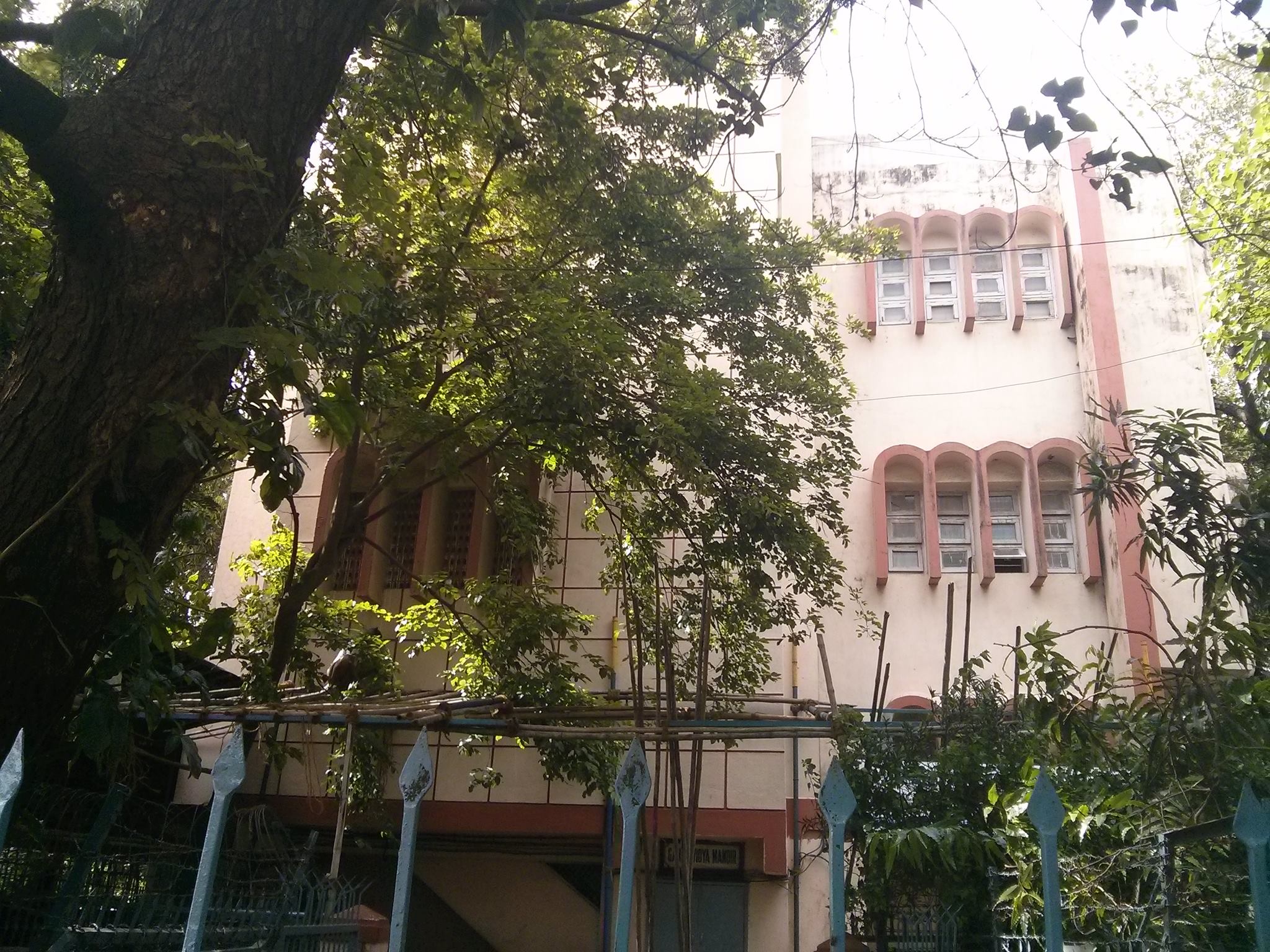 Smt Tulsibai Motoomal Hinduja National Sarvodaya High School And Junior College campus 1