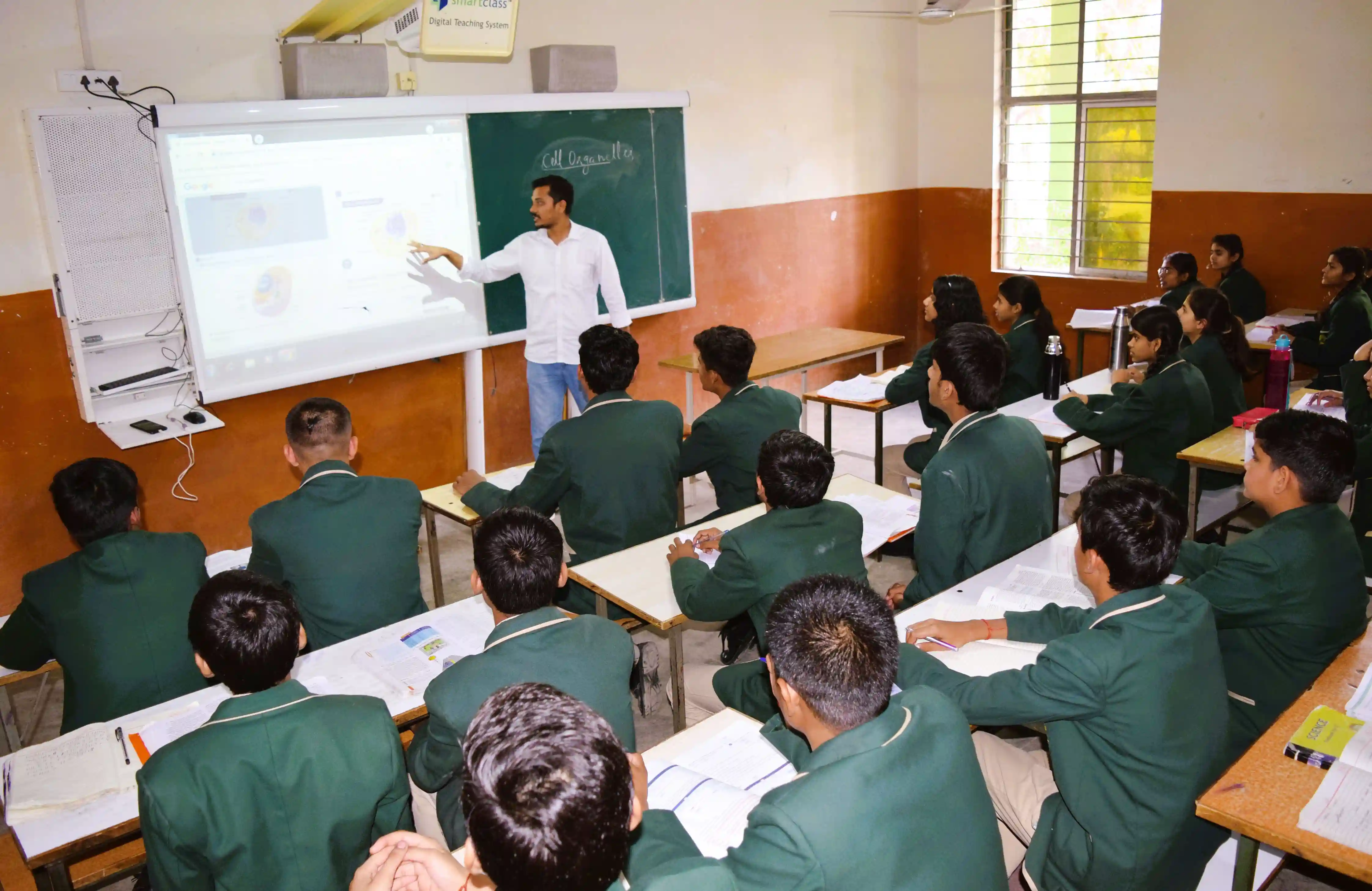 Gurukul Purv Madhyamik Vidyalaya Rewa campus 5