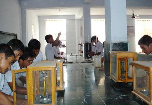 Gurukul Purv Madhyamik Vidyalaya Rewa campus 4